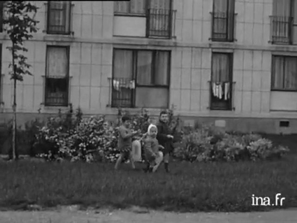 Amiens : divers aspects de la grève : les écoles sont fermées, l'enlèvement des ordures ménagè