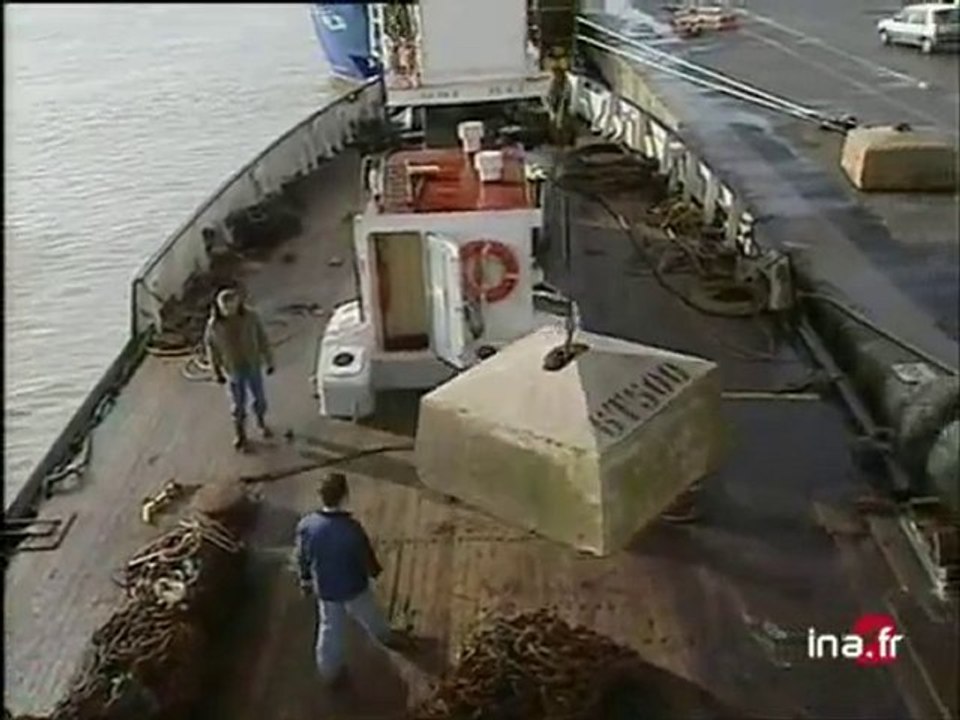 Installation de deux balises aux Sables d'Olonnes