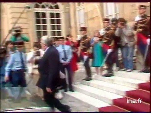 Matignon : passation des pouvoirs entre Pierre Mauroy et Laurent Fabius