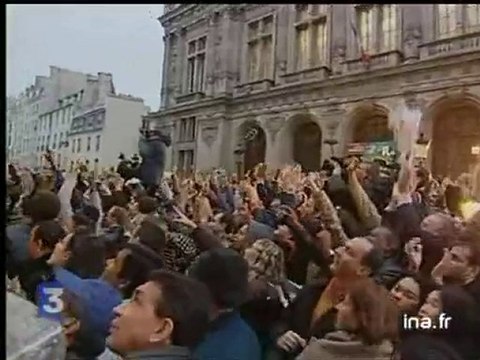 Bernadette et Jacques Chirac saluent la foule depuis la fenêtre du QG