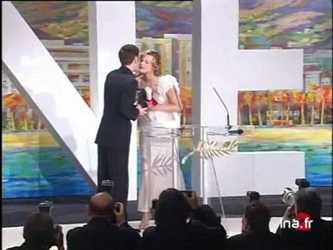 Palmares du festival de Cannes . La palme d'or est remise à Nanni Moretti pour la chambre du fils