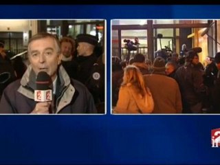 [Plateau extérieur : Gilles Leclerc devant le bâtiment de la salle de la Mutualité à Paris]