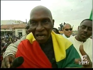Le président Abdoulaye Wade célèbre la victoire des sénégalais contre la France