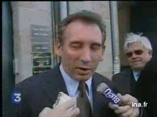 François BAYROU réagit à la tarte reçue ce matin au marché de Rennes