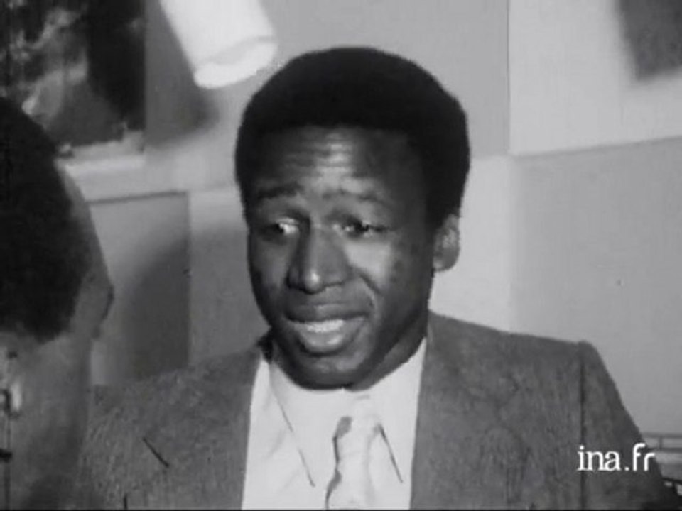 Football : la remise du ballon d'or a Salif Keita, footballeur de Saint Etienne - Archive vidéo INA