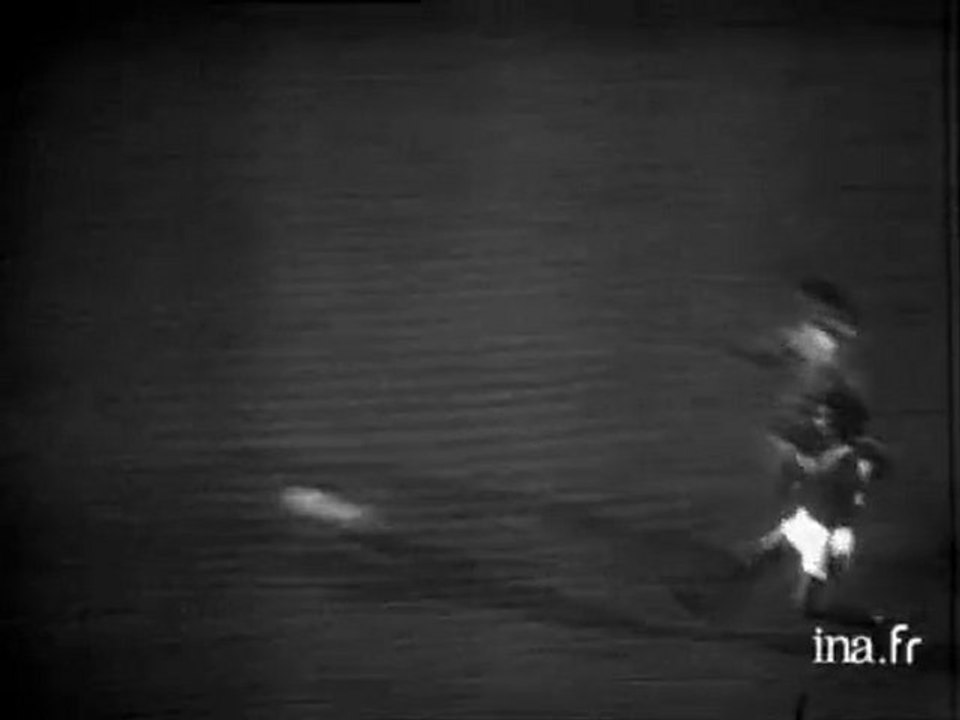 Eliminatoires de la coupe du monde de football 1974 : l'Irlande bat la France à Dublin (2 à1)