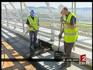 Pose du revêtement sur le viaduc de Millau
