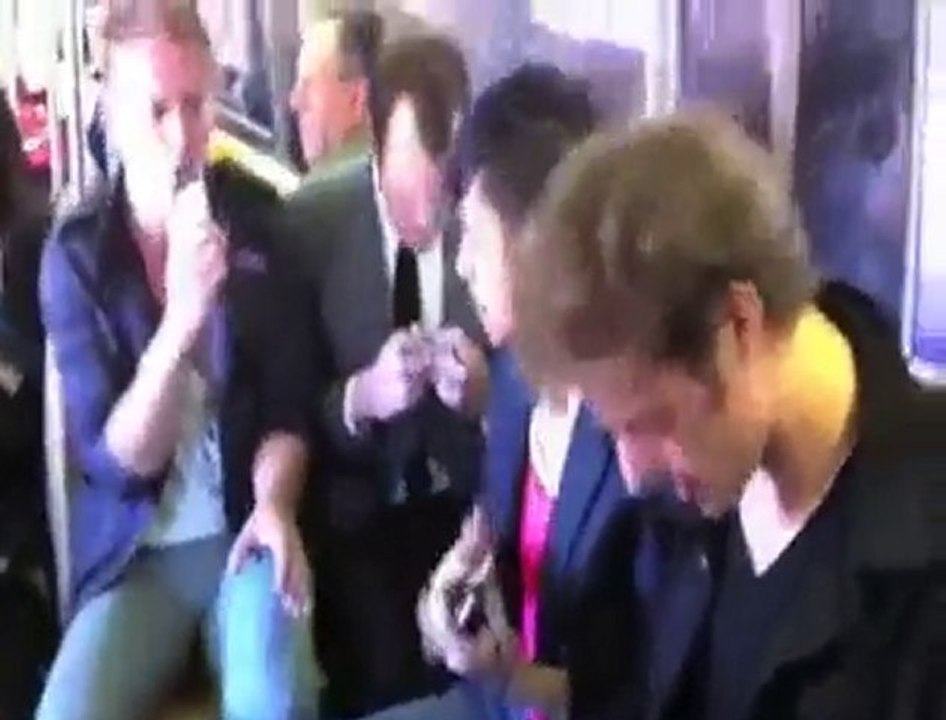 iPhone ile Metroda Konser - Atomic Tom - Take Me Out