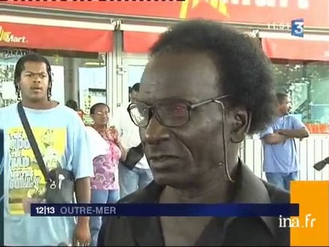 [Grève générale en Guadeloupe : longues files d'attente devant les stations services]