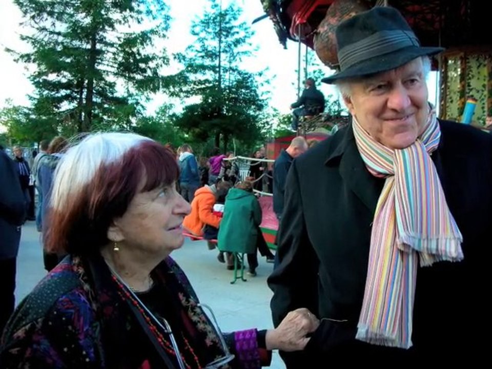 Michel Piccoli et Agnès Varda aux machines de l'île de Nante