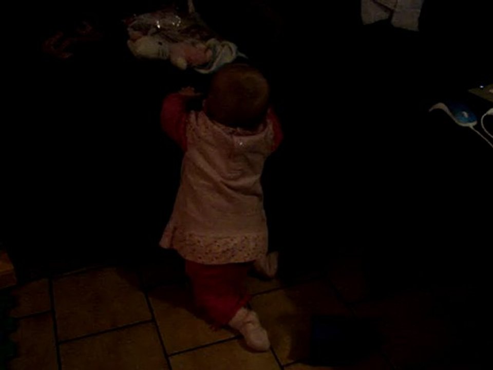 Clémence debout grâce au canapé