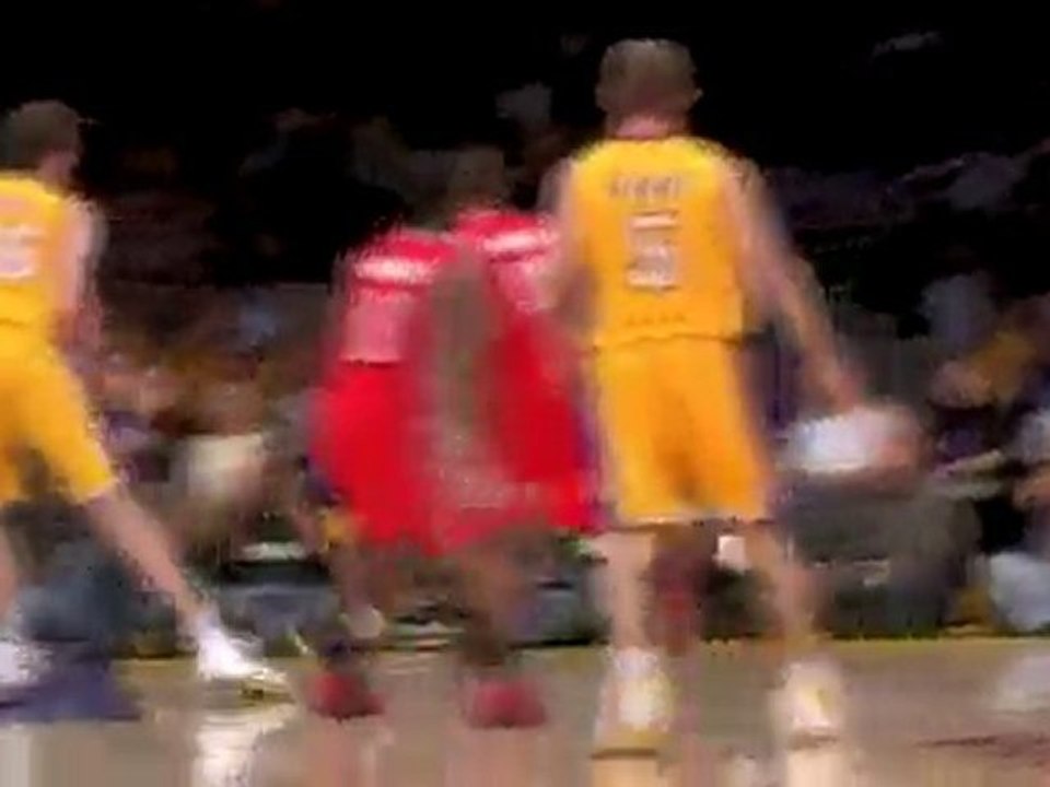 Pau Gasol scores 29 points and grabs 11 boards in the Lakers
