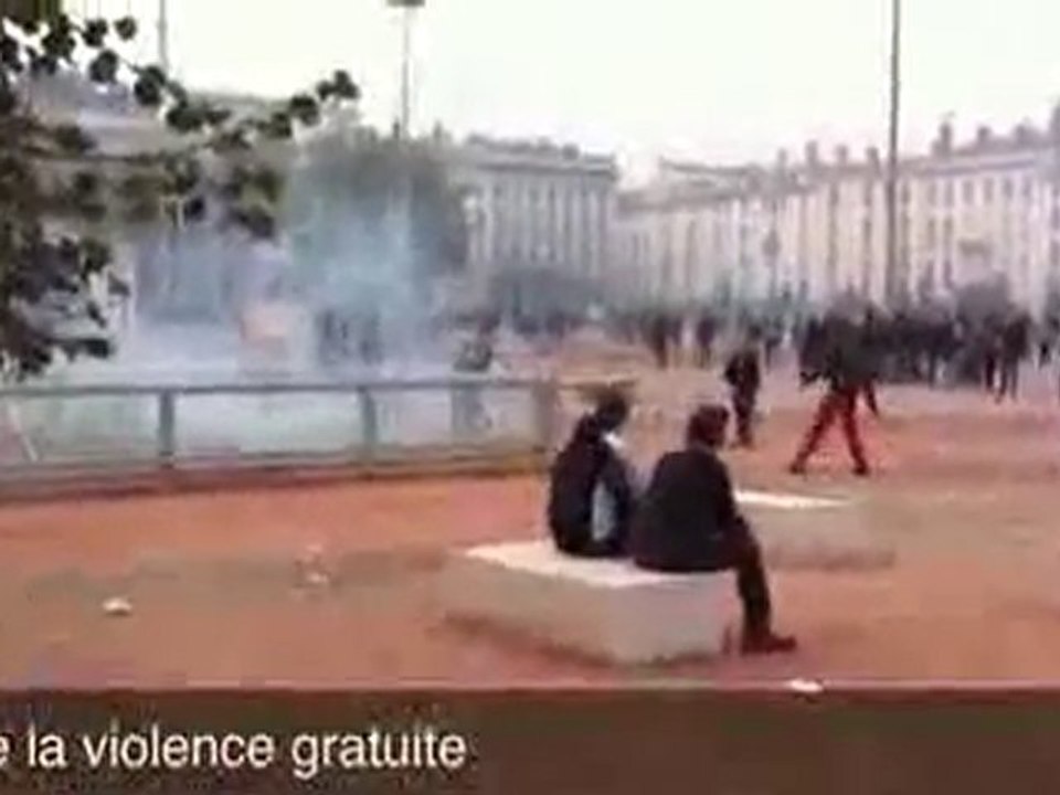 Émeutes lors des manifestations à Lyon place Bellecour