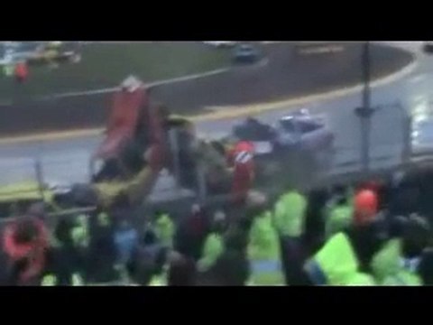 Un carambolage géant lors d'une course de voitures