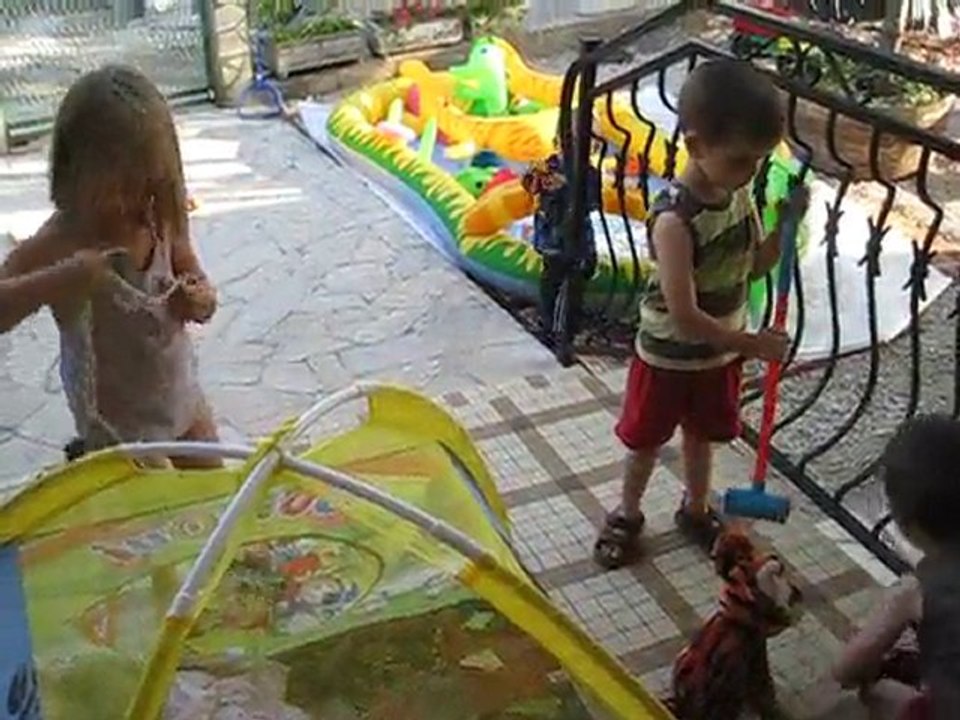 On joue avec cousine Lucie et cousin Joan 1