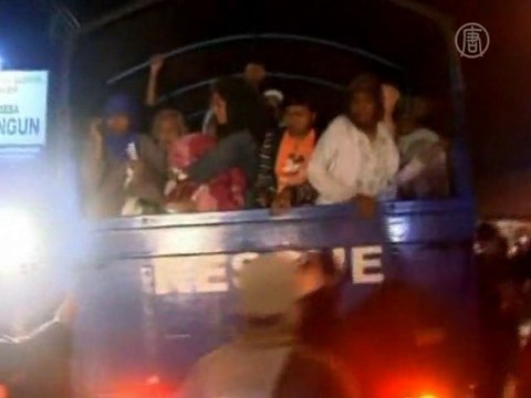 Индонезийцы бегут от вулкана Мерапи