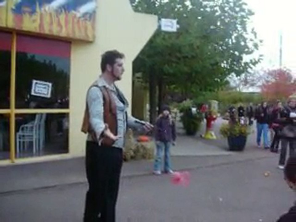 James Biasini fait du diabolo le 27/10/2010