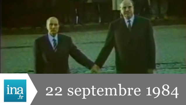 20h Antenne 2 du 22 septembre 1984 - Mitterrand et Kohl main dans la main à Verdun - Archive INA
