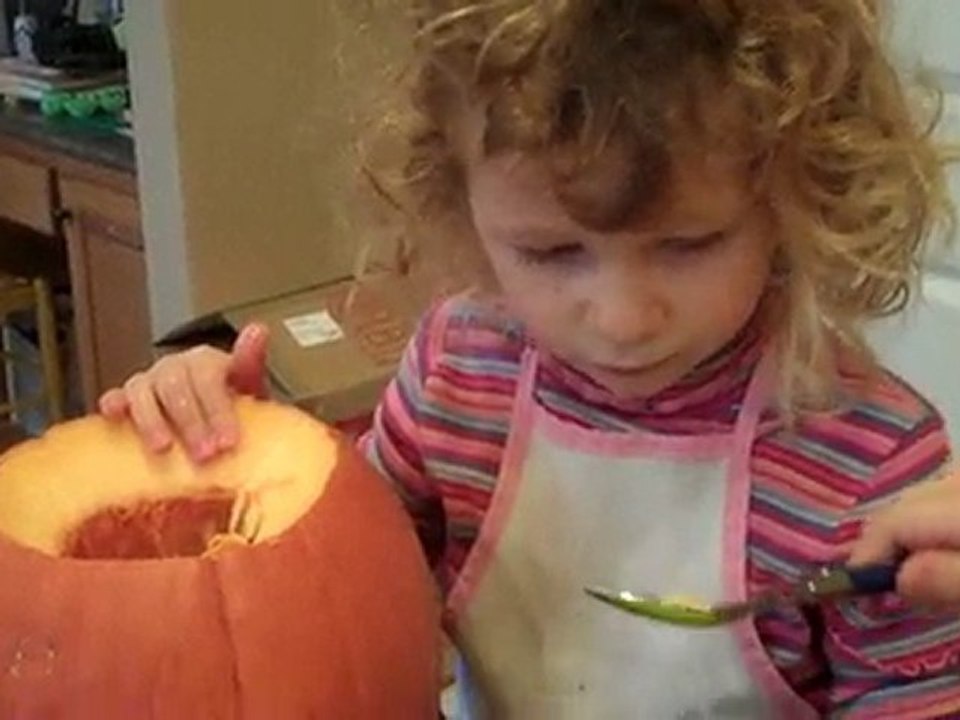 Clement et Alyssa creusent les citrouilles
