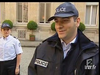 [Nouvel uniforme de la Police]