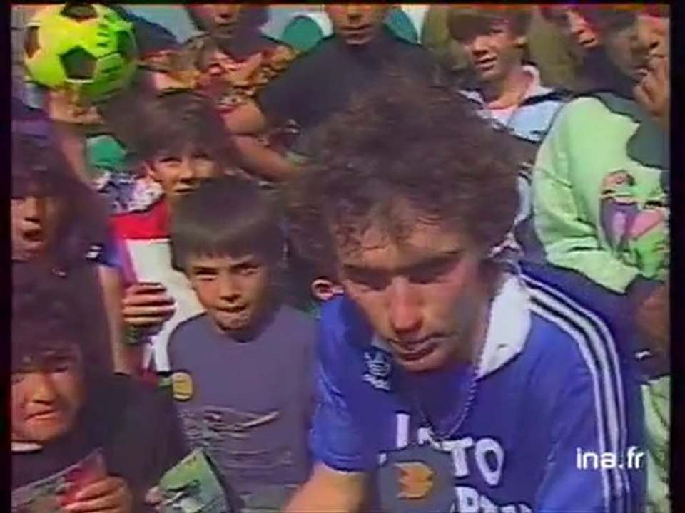 Football : Laurent Blanc avec les jeunes footballeurs - Archive vidéo INA