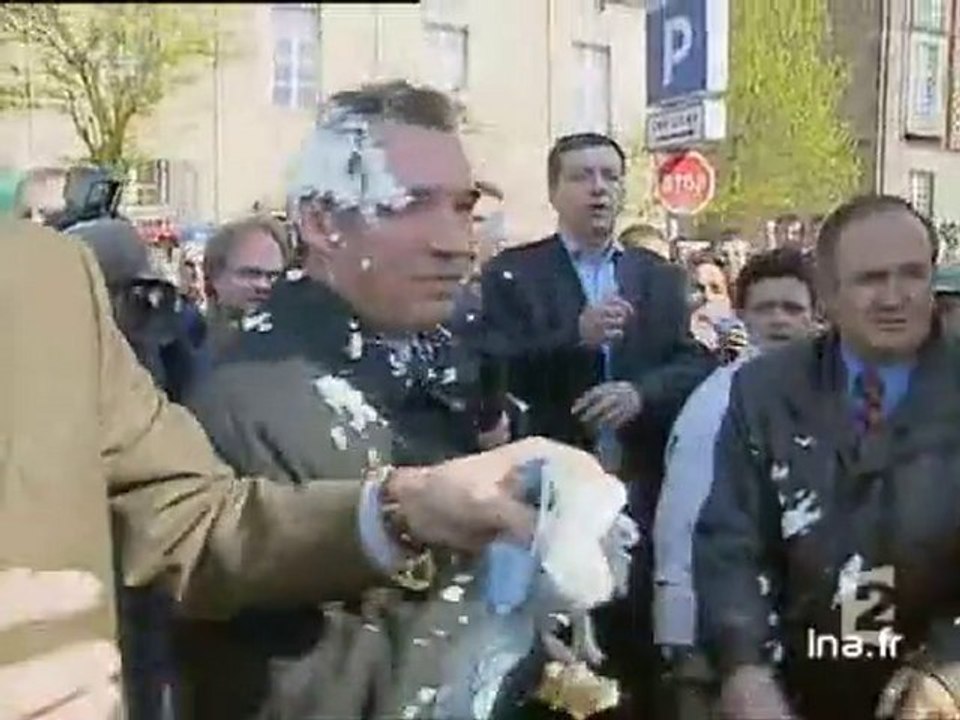 [Plateau brève : entartage du candidat François Bayrou]