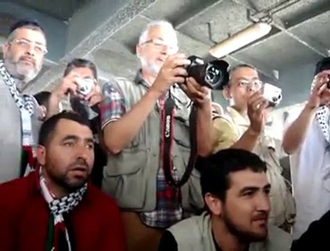 Mavi marmara gemisinde şehitler ilahilere eşlik ediyorlar