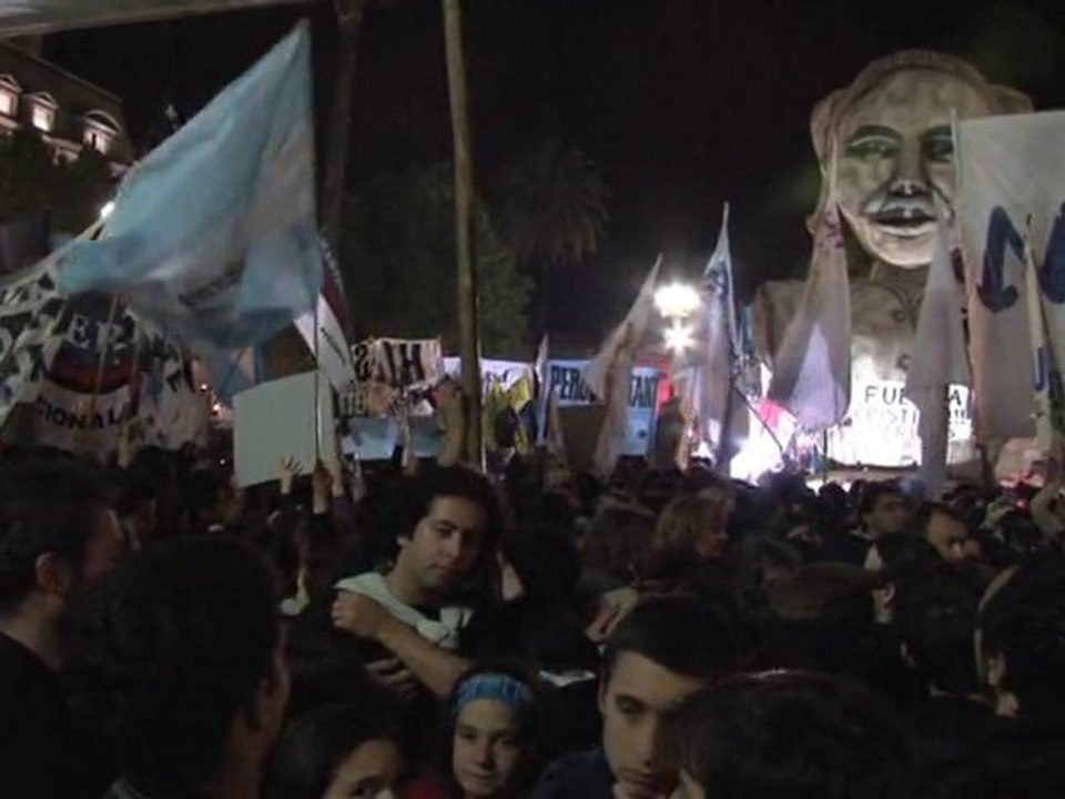 Argentines mourn dead ex-president Kirchner