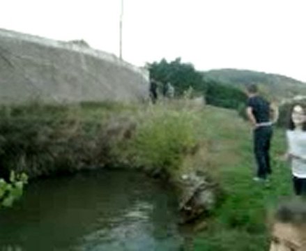 saut en velo dans l'etang de seb