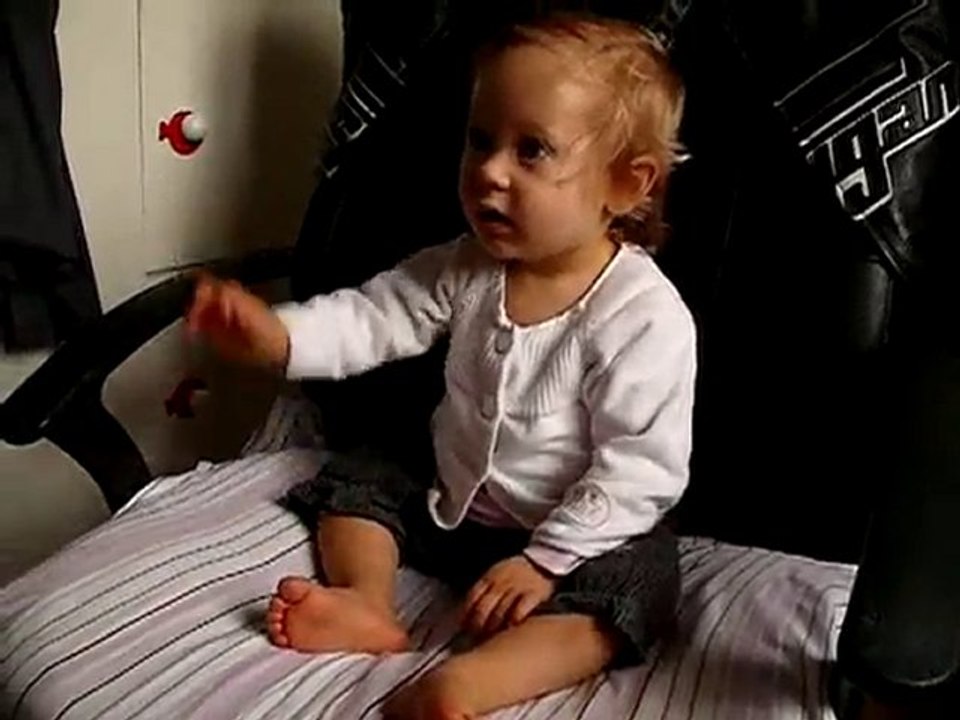 2010 10 28 Emie regarde Mickey