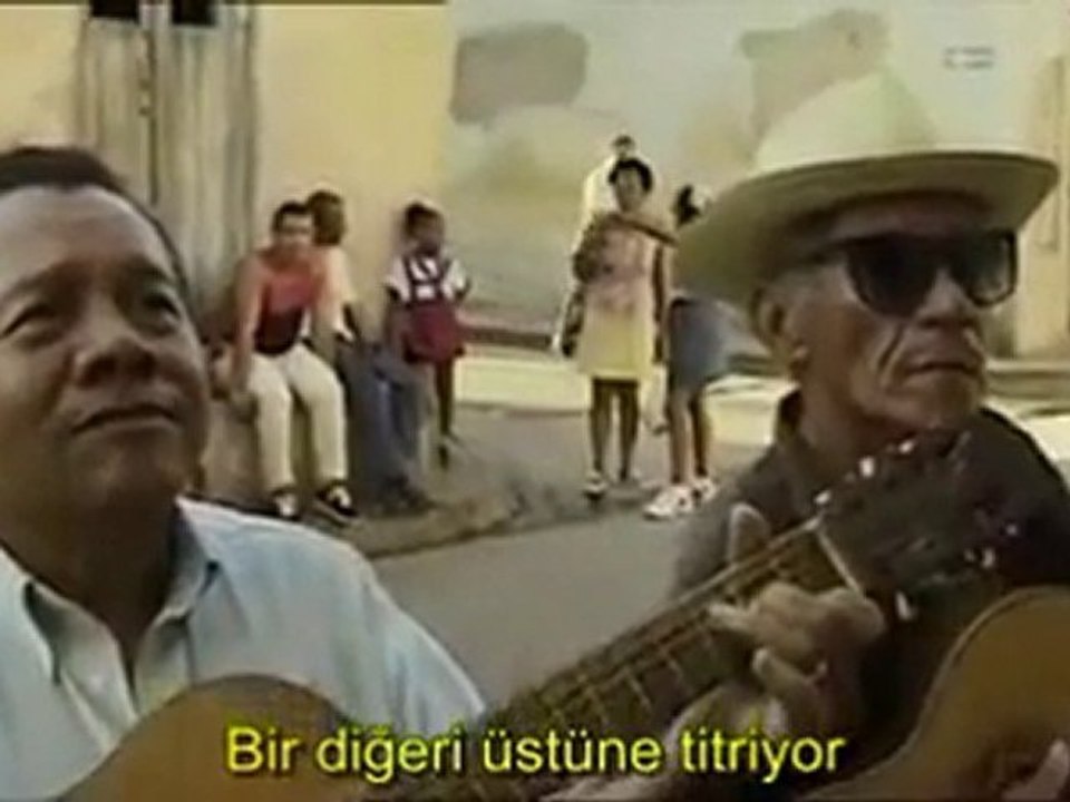Küba nın ara sokaklarında sevgiliye serenat