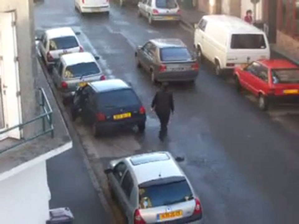 elle rate son créneau mais garde son permis!