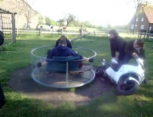 Ils font du tourniquet tellement vite et sont projetés