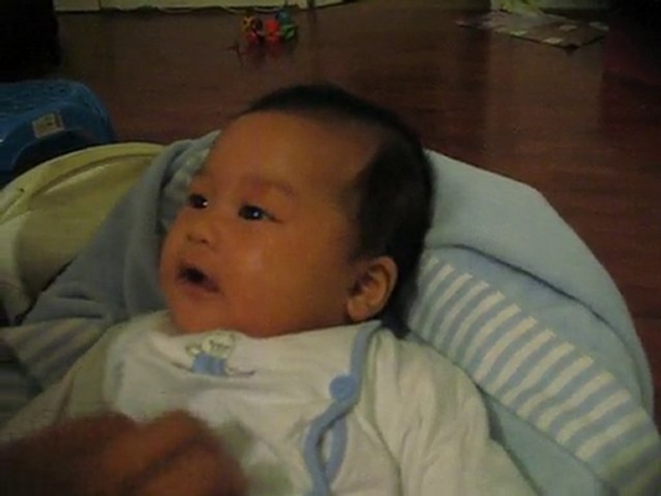 Em Khôi cười