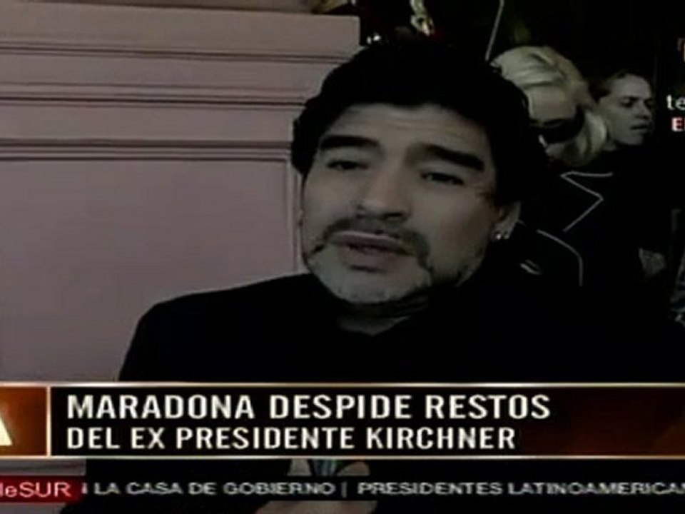 Maradona despide restos del ex presidente Néstor Kirchner