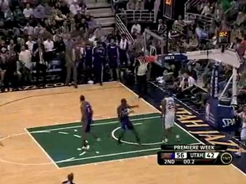 Steve Nash throws the ball to Jason Richardson for the dunk.