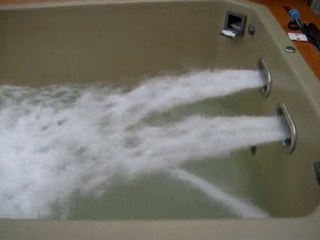 PISCINE DE NAGE EN COURS DE REMPLISSAGE