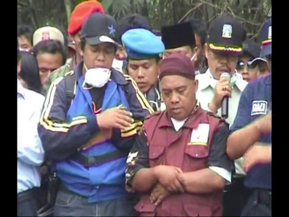 Indonesia holds mass burial for volcano victims