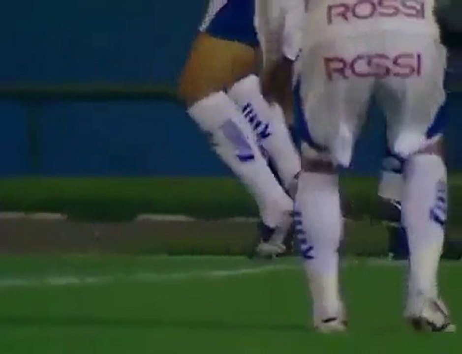 Footballeur tombe escaliers du stade