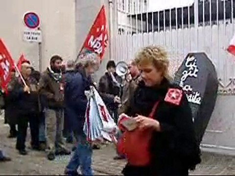 action_au_MEDEF de Niort après la manif le 28 octobre 2010