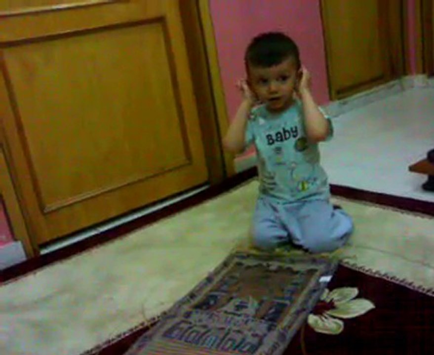 Namaz Kılan Bebek