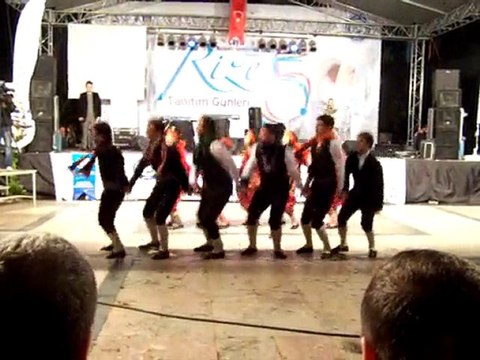 Çayelı Der Fed.Hemşin Folklor ekıbının Taksım çıkarması