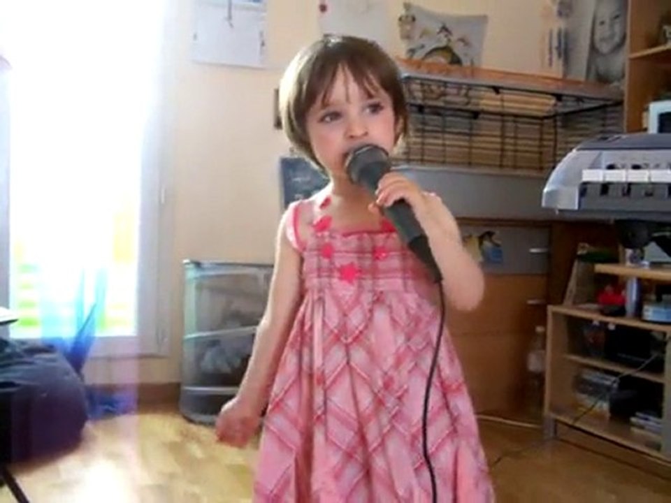 Baby Théa 3ans chante