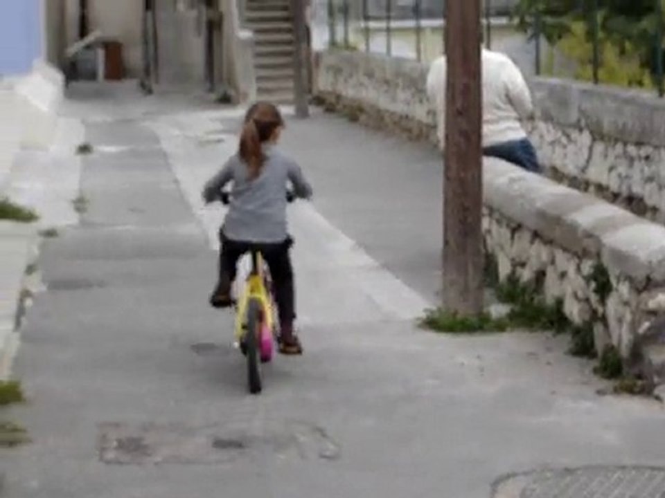 FLORA FAIT DU VELO 2 ROUES!!