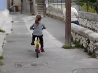 FLORA FAIT DU VELO 2 ROUES!!