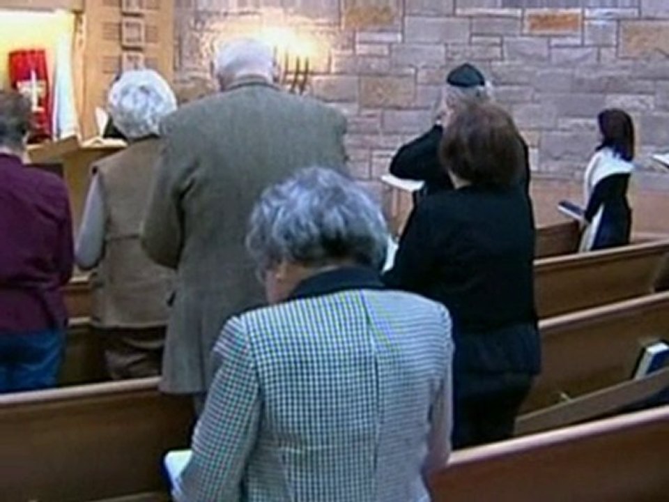 Bomb target worshippers return to synagogue
