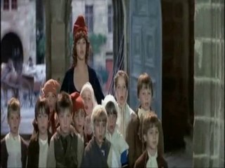Scène de la marseillaise pendant la messe - Chouans ! (1988)