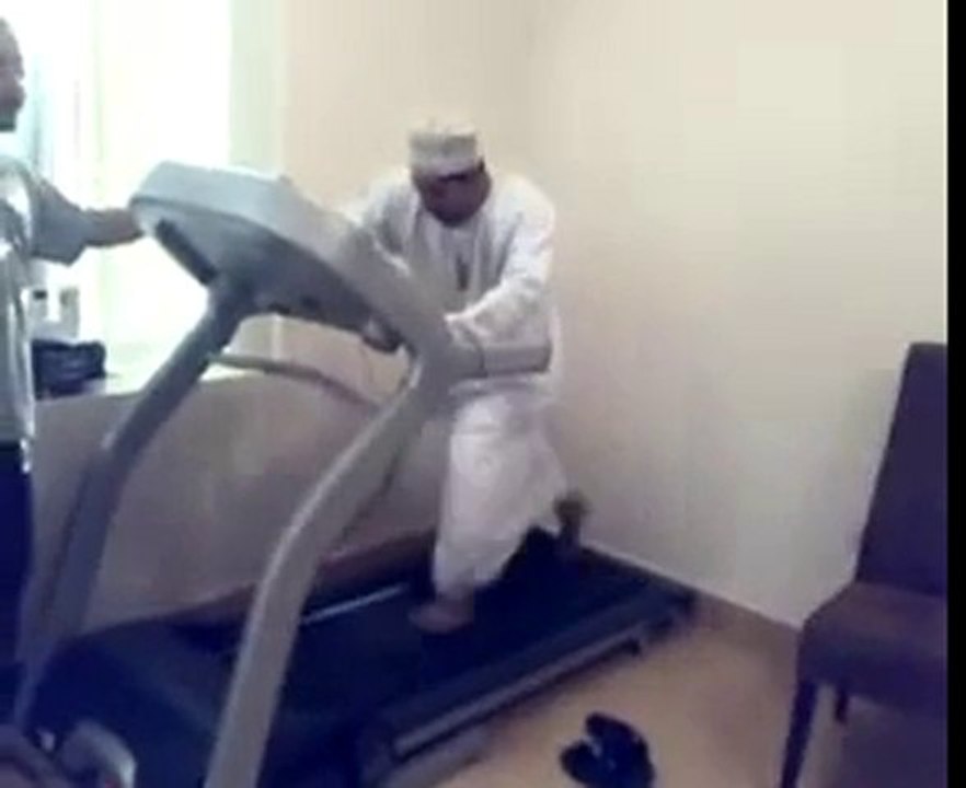 ListenArabic.com - مقطع مضحك: خليجي يمارس رياضة الركض