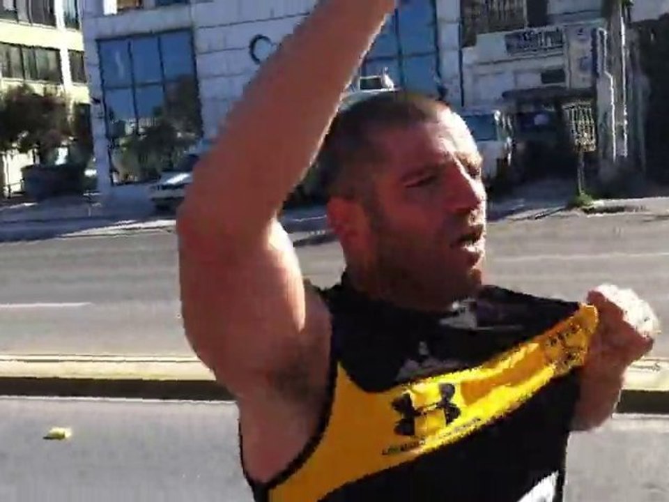 Μαραθωνοδρόμος τραγουδάει σύνθημα για τον Άρη τρέχοντας