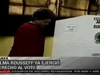 Dilma Rousseff votó en Porto Alegre junto a seguidores